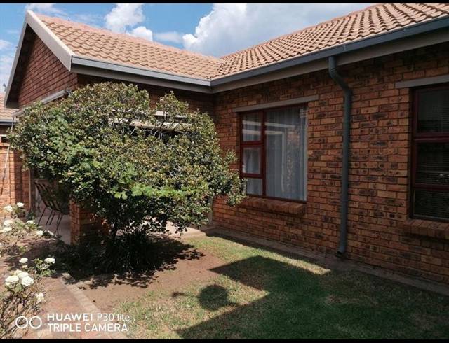 2 BEDROOM TOWNHOUSE FOR SALE IN BARTLETT